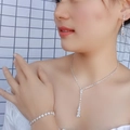 Primo piano della modella con collana a Y argento e parure di orecchini di strass - Set da 3 Pezzi Orecchini a Bottone 446 (Collana+Bracciale+Orecchini) / Argento