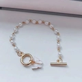 Bracelet perles doré élégant avec pendentif papillon en nacre et fermoir à bascule - 3044