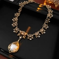 Dettaglio collana vintage dorata con fiori, diamanti e un ciondolo di perla - Collana - Oro