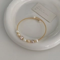 Detail van meerkleurige zoetwaterparelarmband met goudkleurige verstelbare metalen band - Zoetwaterparel armband / Goud/Roze