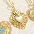 Dettaglio ravvicinato del ciondolo a cuore dorato con zirconi e corona vintage - Collana Cuore Corona-Stile Zircone Cavo Vintage