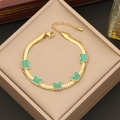 Bracciale dorato a doppio strato con quadrifogli verdi su scatola espositiva - Bracciale