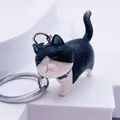 Detaillierte Nahaufnahme eines schwarz-weißen Katzen-Schlüsselanhängers mit Silberring - Schwarz Weiß