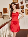 Elegante mini abito sottoveste in raso rosso con schiena scoperta indossato da modella - Taglia S / Rosso