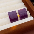 Primo piano di orecchini rettangolari in resina viola in una scatola per gioielli - Stile con perno dell'orecchino in argento / Viola