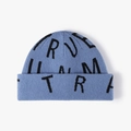 Gorro de punto azul con patrones de letras negras y suave acabado elástico acanalado - Azul grisáceo
