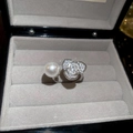 Detailansicht eines offenen Perlen und Blumenrings in einer luxuriösen Samt Schmuckbox - Perlen-Kamelien-Ring / Silber