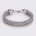 Nahaufnahme von silbernem Edelstahl-Mesh-Kettenarmband mit Karabinerverschluss - Silber (Stahl)