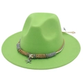 Dettaglio di un cappello fedora verde con fascia intrecciata e ciondolo a forma di stella - Verde Frutta