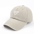 Détail d'une casquette beige en coton délavé avec broderie cœur blanc sur le devant - Kaki