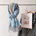 Écharpe bicolore bleu et beige aspect cachemire avec franges et étiquette de marque - Bleu Kaki