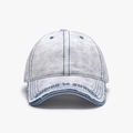 Casquette de baseball en jean délavé bleu clair avec broderie marine et bord effiloché - Réglable / Bleu-Gris Lavé (25A210)