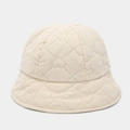 Detalle de gorro de pescador blanco crema con acolchado de corazón y textura - Beige