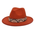 Détail du chapeau fedora orange en laine avec ruban élégant à motif serpent - M (56-58cm) / Couleur caramel