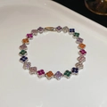 Détail d'un bracelet en argent avec breloques trèfle à quatre feuilles en zircon coloré - Coloré
