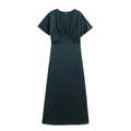 Détail d'une robe midi en satin vert foncé montrant le col en V et le tissu soyeux - Vert Foncé