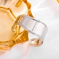 Minimalistischer silberner breiter Wellen-Armreif aus 18k vergoldetem Titanstahl - 18K Gold / Silber