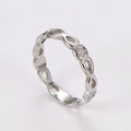 Dettaglio dell'anello infinito in argento con pavé di zirconi scintillanti - US 6 / Colore Argento (Con Pietre)