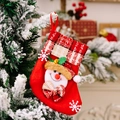 Rote Weihnachtsstrumpf mit 3D-Schneemann, goldenem Glöckchen und weißen Schneeflocken - Schneemann