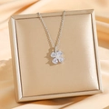 Collier trèfle élégant en titane avec zircons en forme de cœur sur support doré chic - Trèfle Argenté (8106) / Argent