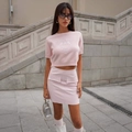 Chic top in maglia rosa a maniche corte con ricamo e minigonna in pelle - S / Rosa