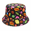 Schwarzer Anglerhut mit buntem Süßigkeiten-Druck auf einem sauberen weißen Hintergrund - M (56-58cm) / Süßigkeiten-Druck