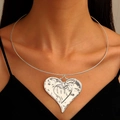 Gros pendentif coeur argenté martelé sur un collier ras du cou rigide pour femme - Choker Coeur Martelé en Argent Antique