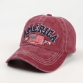 Détail de la casquette de baseball en coton délavé avec drapeau américain et broderie - Réglable / Bordeaux