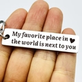 Porte-clés barre en acier poli avec gravure My favorite place in the world is next to you - Style de confession touchante en barre longue (JR30)