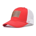 Dettaglio del cappello trucker rosso con rete bianca traspirante e patch bandiera USA - Rosso