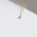 Collana a catena dorata minimalista con pietra rotonda champagne incastonata a griffe - Rosa (Oro)