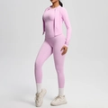 Dettaglio laterale del set da yoga rosa 3 pezzi con giacca sportiva e leggings a vita alta - Rosa Sakura
