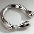 Earcuff de plata de ley S925 minimalista con textura irregular de metal líquido - Oro Blanco (Individual)