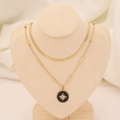 Gros plan du collier double doré avec chaîne serpent plate et pendentif soleil sur buste - 7# Soleil Rond en Strass
