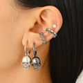 Set de pendientes punk góticos con calaveras y tachuelas en plata y color plomo - Set de Pendientes Calavera (2468) / 5 Piezas / Plata Antigua y Negro de Arma