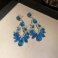 Boucles d'oreilles pendantes de luxe avec cristaux bleus et monture florale dorée - Or-Bleu