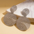 Dettaglio macro di orecchini geometrici in maglia d'argento su pietra naturale - Lega/Perno in argento sterling 925 / Argento