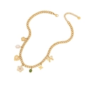 Collana dorata multi-charm con fiori bianchi, perle e un ciondolo a farfalla - Design Fiore e Fiocco (3#)