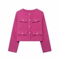Gros plan sur la veste en tweed fuchsia avec boutons dorés et quatre poches symétriques - Rose rouge