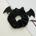 Dettaglio di elastico in velluto nero con ali di pipistrello e orecchie spettrali - Velluto Nero Con Ali di Pipistrello Grandi E Orecchie / Scrunchie Pipistrello Grande