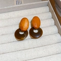 Retro-Ohrringe mit orangefarbenem Holz und dunkelbraunen Harzringen in einer Schmuckschatulle - 925 Silber Nadel Braune Retro Spleiß-Ohrringe