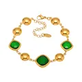 Dettaglio del bracciale a sfere in acciaio dorato con pietra quadrata in vetro verde - Oro Pietra di Vetro Verde