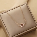 Collar de alas de ángel doradas con colgante brillante sobre caja de metal de lujo - Oro rosa