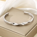 Macro-opname van zilveren gegolfde armband op een luxe geschenkdoos voor sieraden - Zilveren Stijl (KB202830-SP)