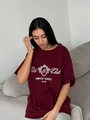 T-shirt bordeaux oversize con ricamo vintage bianco in un ambiente casual - S / Rosso Scuro