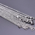 Primer plano de cadenas de acero inoxidable de 2mm con cierres de langosta para joyería artesanal - 60CM / Plateado