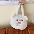 Primer plano del bolso de peluche blanco con bordado de oso lindo y textura suave - Blanco