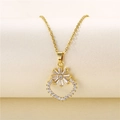 Detalle del colgante de flor en oro de 18k con circonitas y diseño de media luna - Colgante Corazón Flor de Circonita / Dorado