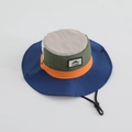 Dettaglio cappello sole per bambini color-block con logo montagna e sottogola - 55cm (6-12 Anni) / Blu navy