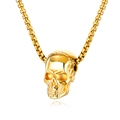 Makro-Detail des goldenen Totenkopf-Anhängers mit Politur und stabiler Box-Kette - Totenkopf Gold + Galvanisierte Kette